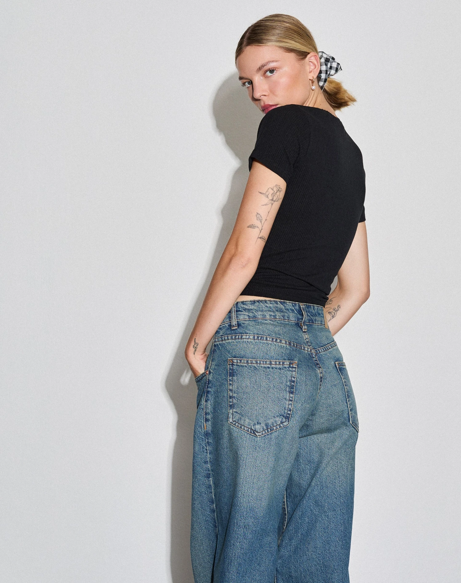 Dakota Cropped Tee In Black - Image 5