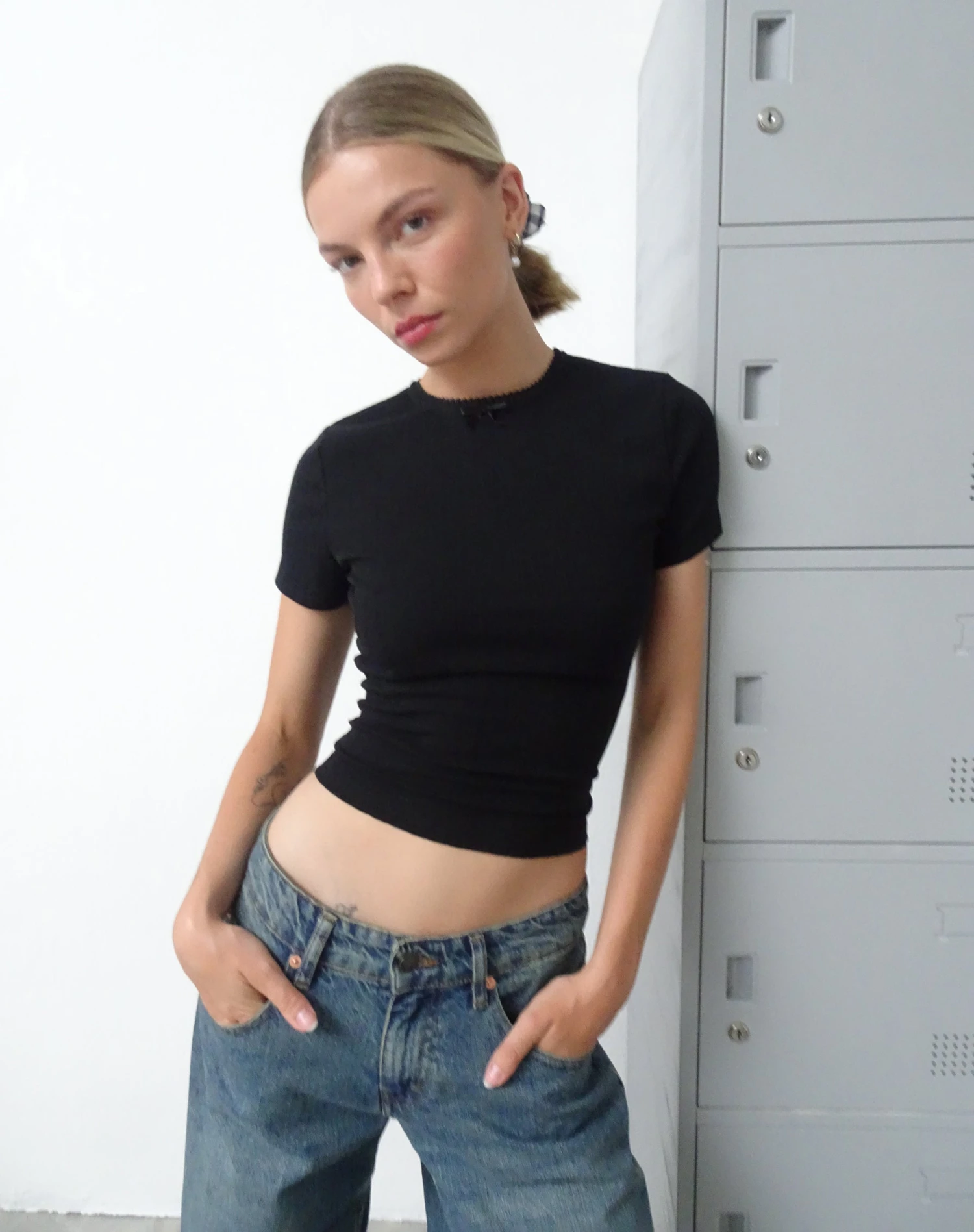 Dakota Cropped Tee In Black - Image 4