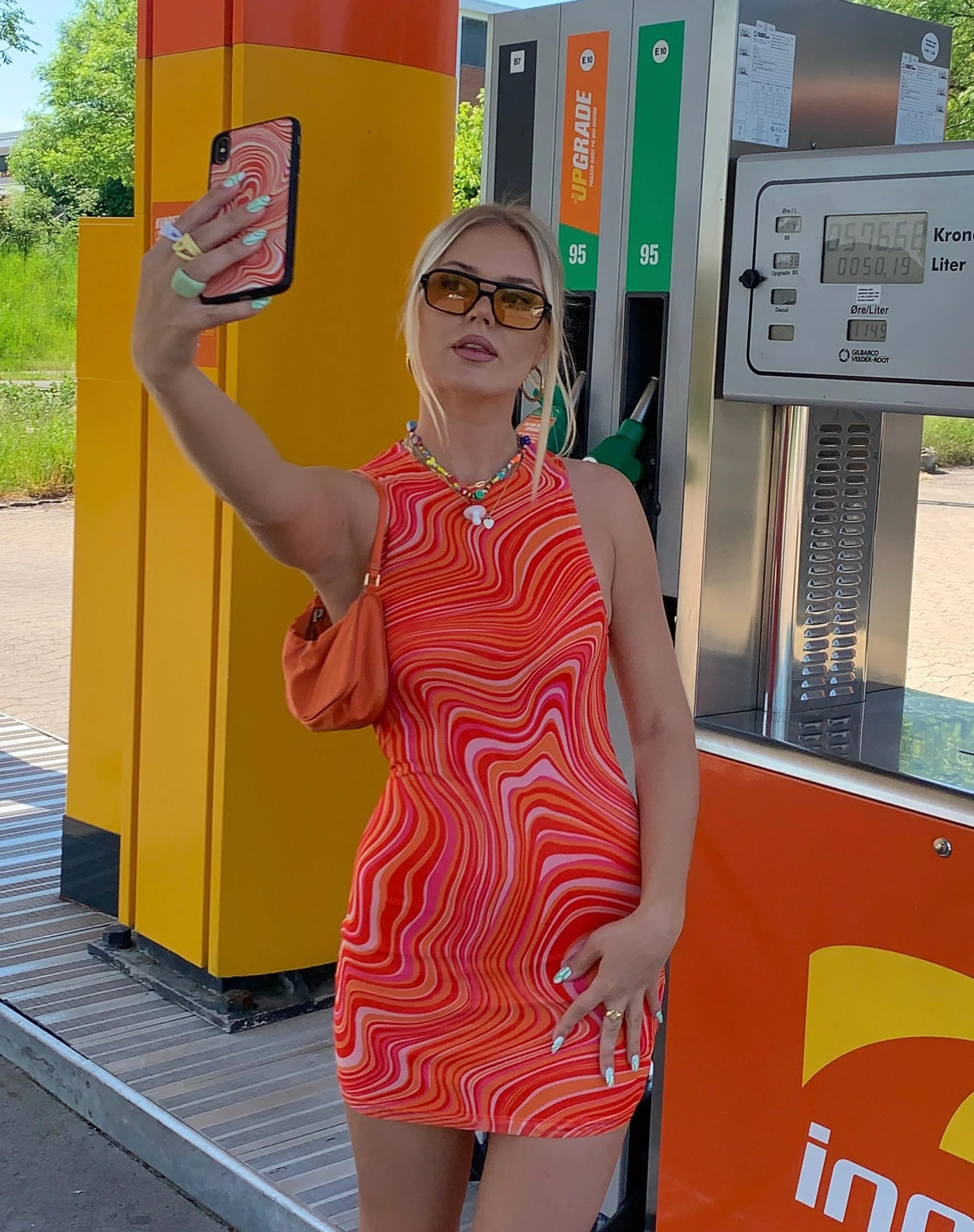 Brigitta Mini Dress In 70's Ripple Tangerine - Image 2